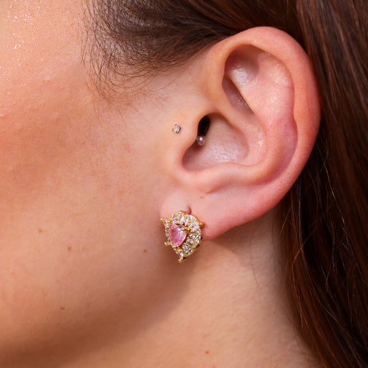 Brinco Coração Entorno Cravejado Cristal e Centro Pedra Rosa Dourado