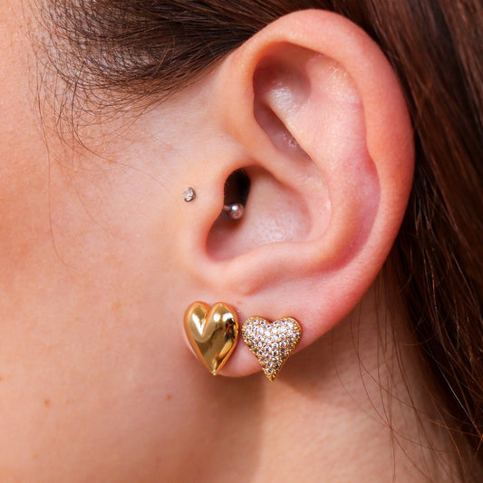 Brinco Dupla Coração Liso e Coração Cravejado Dourado