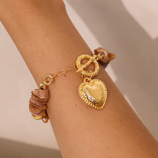 Pulseira Cascalho Nude com Ovais Orgânicos e Pingente Coração Dourado