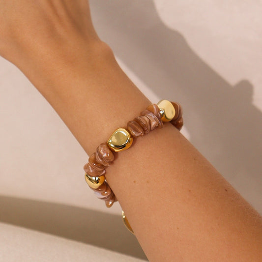 Pulseira Cascalho Nude com Ovais Orgânicos e Pingente Coração Dourado