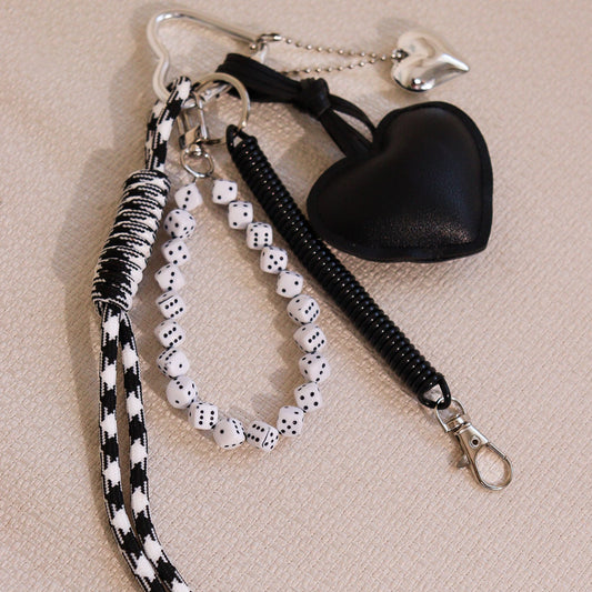 Chaveiro Coração Preto Couro, Cordão Listrado, Adereço Dados e Mola