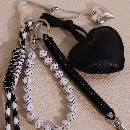 Chaveiro Coração Preto Couro, Cordão Listrado, Adereço Dados e Mola