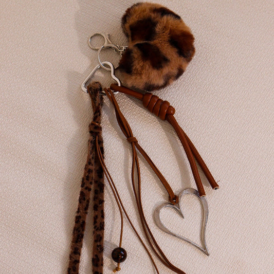 Chaveiro Coração Pelúcia Onça e Metal Liso, Cordão com Esferas em Cor Marrom