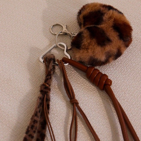 Chaveiro Coração Pelúcia Onça e Metal Liso, Cordão com Esferas em Cor Marrom