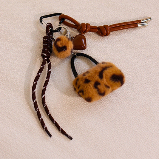 Chaveiro Bolsa Pelúcia, Coração Marrom e Cordões