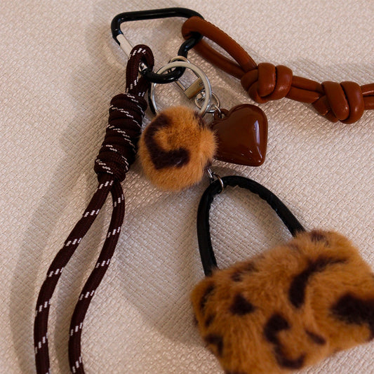 Chaveiro Bolsa Pelúcia, Coração Marrom e Cordões