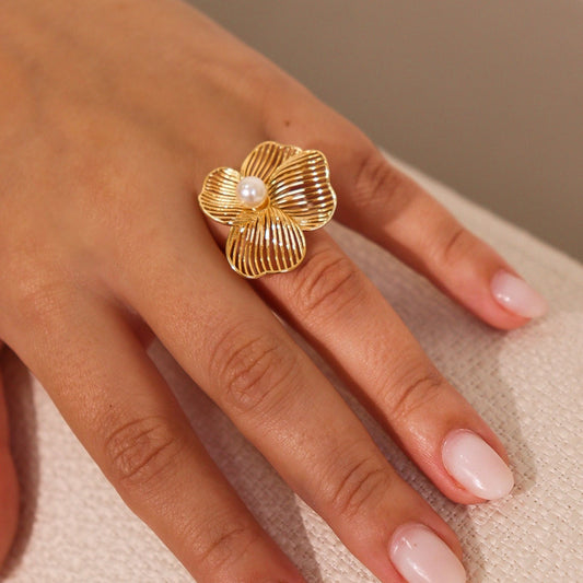 Anel Flor com Pérola no Centro Dourado