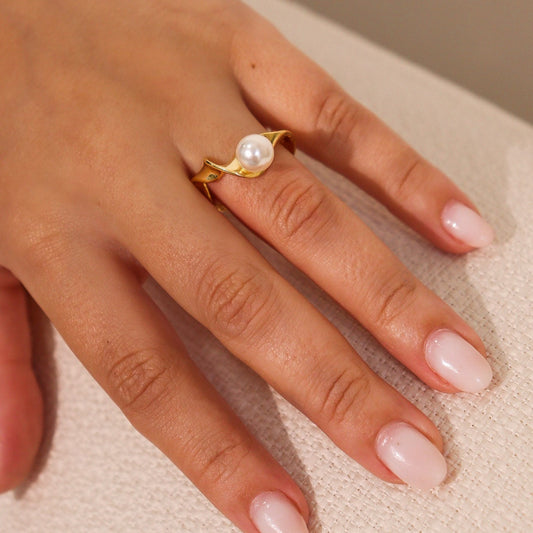 Anel Regulável Enrolado com Pérola Dourado
