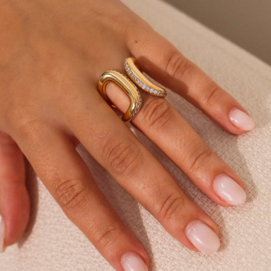 Anel Aberto Contorno Cravejado Cristal Dourado