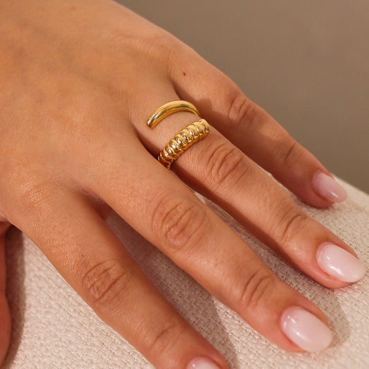 Anel Envolvente Liso com Detalhe Ondulado Dourado