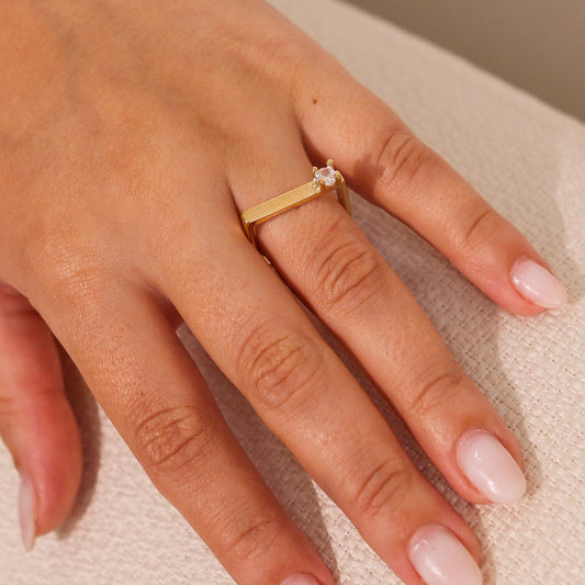 Anel Reto Cravejado Zircônia Cristal Dourado