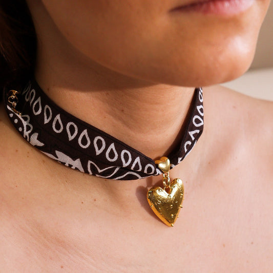 Colar Lenço Marrom com Pingente Coração Bolinhas Dourado