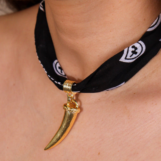 Colar Lenço Colorido Com Pingente Dente Dourado