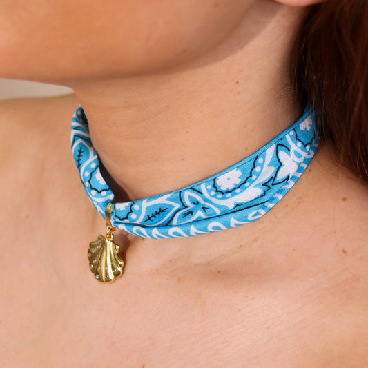 Colar Lenço Colorido Com Pingente Concha Dourado