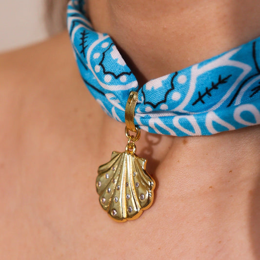 Colar Lenço Colorido Com Pingente Concha Dourado