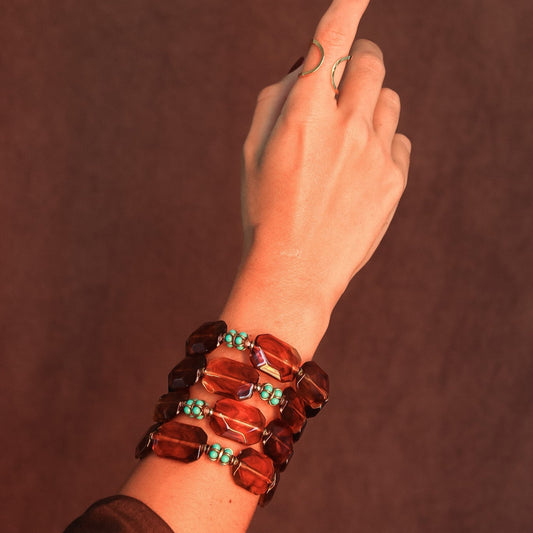 Pulseira Pedras Coloridas com Pingente Redondo Turquesa Dourado