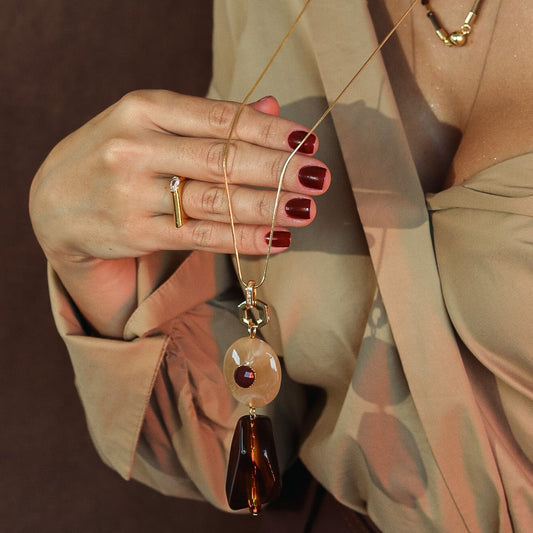 Colar Longo Fio com Pingentes Creme, Marrom e Detalhe Dourado