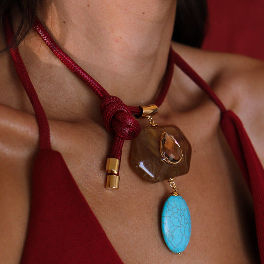 Colar Cordão Vermelho Com Pingente Pedra Caramelo e Turquesa Dourado