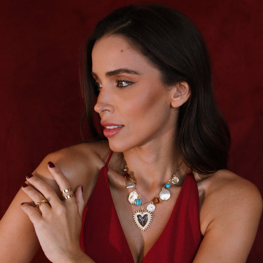 Colar Articulado Pingentes Esmaltados, Lisos e Pedras Coloridas Dourado