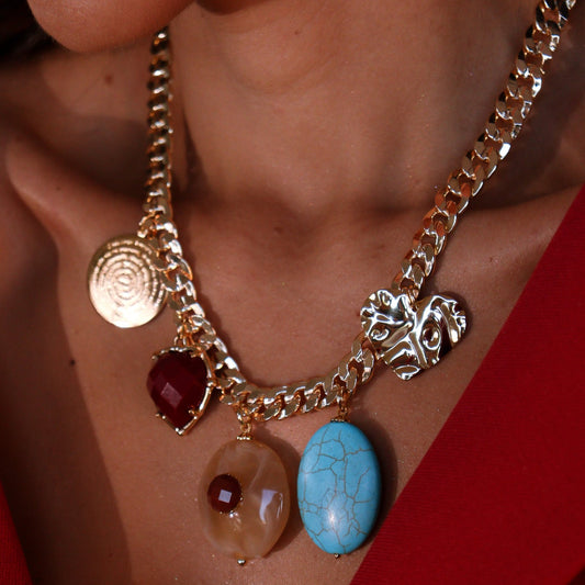 Colar Elos com Pingentes Coloridos Vermelho, Turquesa, Creme e Marrom Dourado
