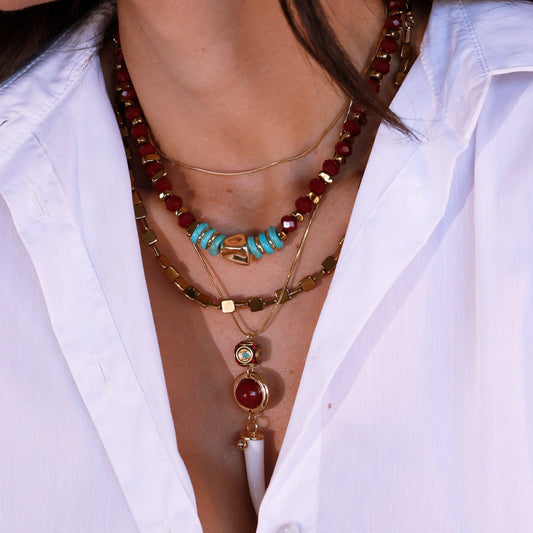 Colar Cristais Vermelhos Com Peça Orgânica e Pedras Turquesa Dourado