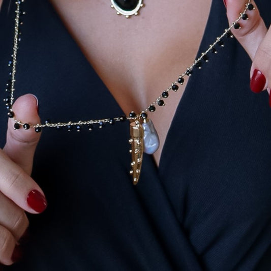 Colar Longo Cristais Pretos com Pingente Dente e Pérola Dourado