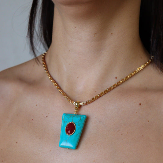 Colar Corrente Elos com Pingente Turquesa e Cristal Vermelho Dourado