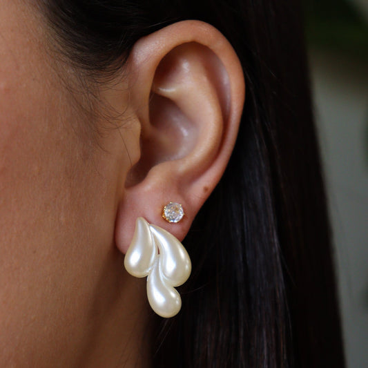 Brinco Dupla Gostas em Pérola com Ponto de Luz Dourado