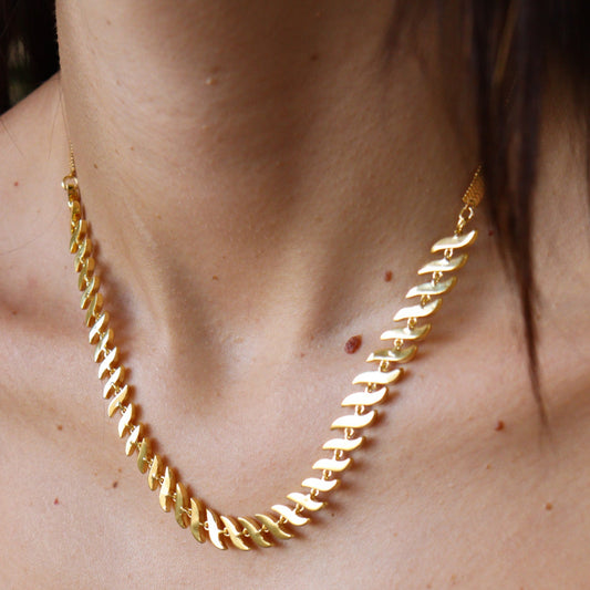 Colar Malha com Detalhes Ondulados Dourado