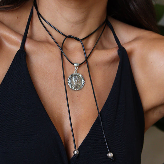 Colar Cordão Preto com Pingente Medalha e Acabamentos Prateados