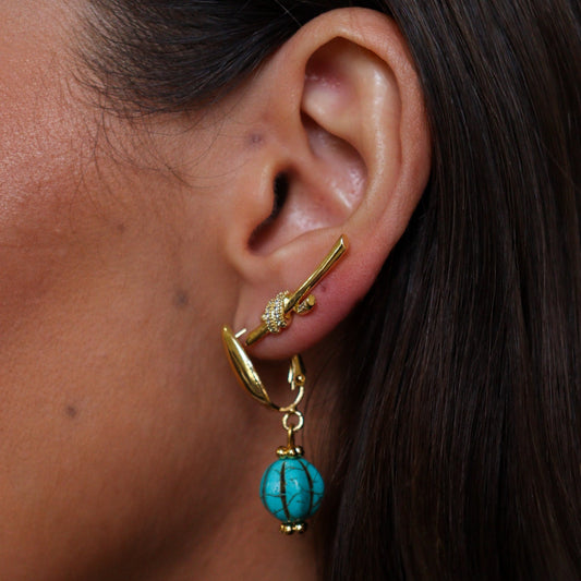 Brinco Dupla Argola de Gota Alongada com Pedra Turquesa e Brinco Liso Detalhe Enrolado Cravejado Dourado