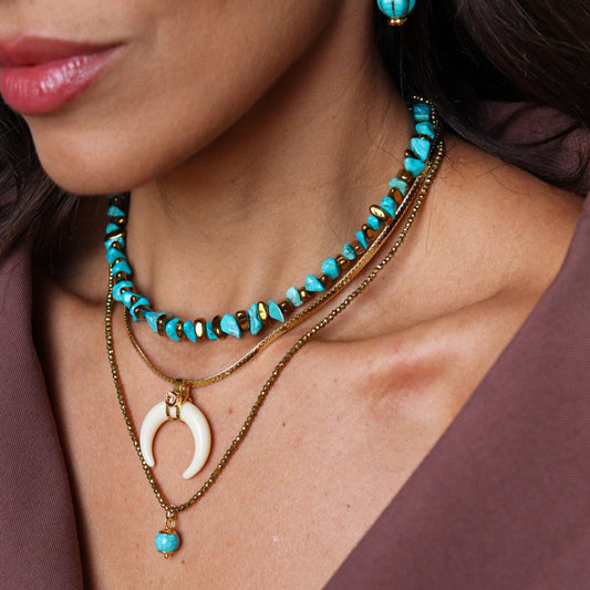 Colar Duplo Corrente Malha com Pingente de Dente e Colar Cristais com Pedra Turquesa Dourado