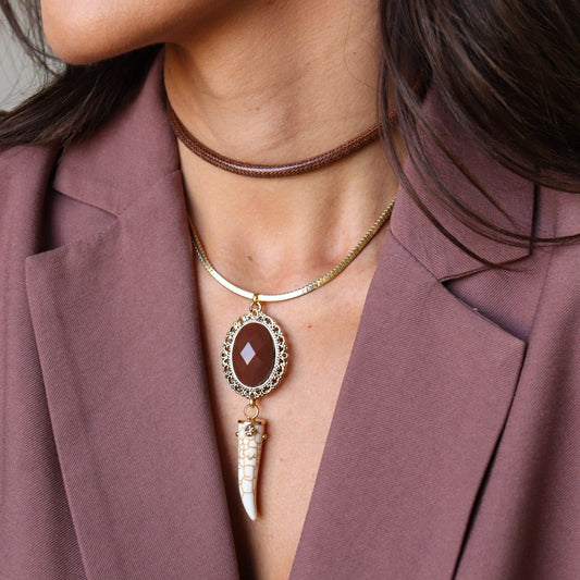 Colar Duplo Cordão Resinado Marrom e Corrente com Pingente Pedra Marrom e Dente Dourado