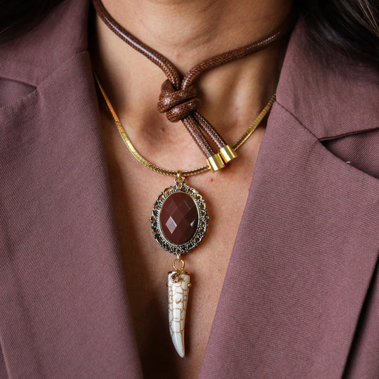 Colar Duplo Cordão Resinado Marrom e Corrente com Pingente Pedra Marrom e Dente Dourado