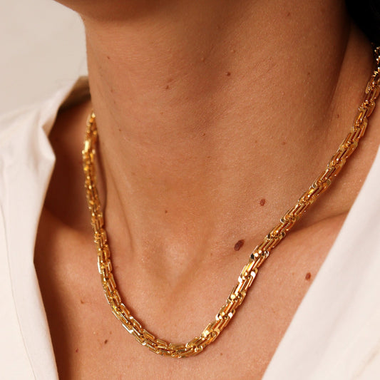 Colar Trabalhado Torcido Dourado