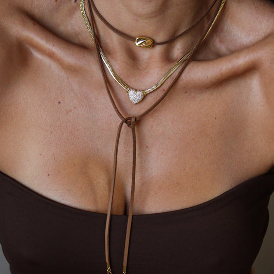 Colar Cordão Marrom com Pingente Orgânico Liso Dourado