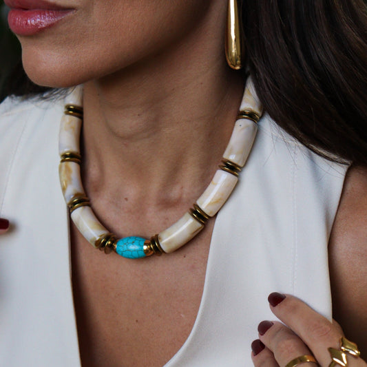 Colar Cristais Creme com Pedra Alongada Turquesa e Discos em Dourado