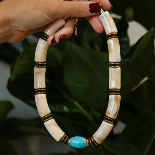 Colar Cristais Creme com Pedra Alongada Turquesa e Discos em Dourado