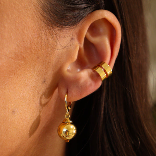 Brinco Dupla Argola com Esfera Lisa e Piercing Vazado Dourado