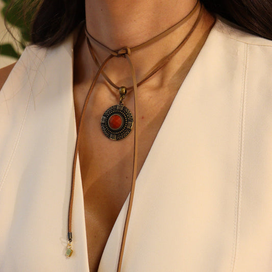 Colar Cordão Marrom com Pingente Medalha Colorida Dourado