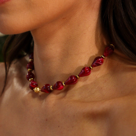 Colar Pedras Gotas Vermelhas com Fecho Ímã Dourado