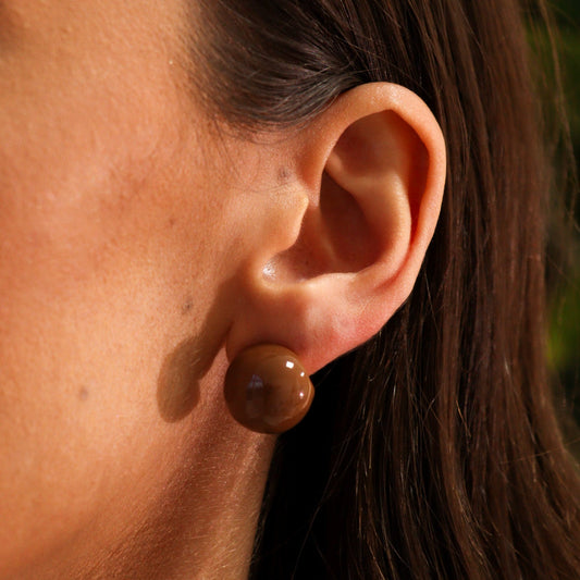 Brinco Esfera Vazada Marrom Dourado