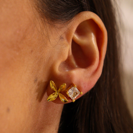 Brinco Dupla Flor Lisa e Quadrado Cristal Dourado