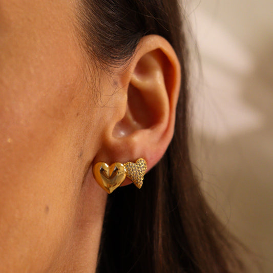 Brinco Dupla Coração Liso e Coração Cravejado Dourado