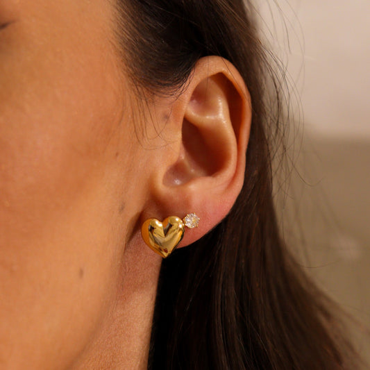Brinco Dupla Coração Liso e Ponto de Luz Cristal Dourado
