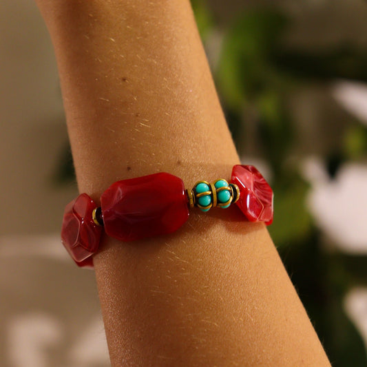 Pulseira Pedras Coloridas com Pingente Redondo Turquesa Dourado