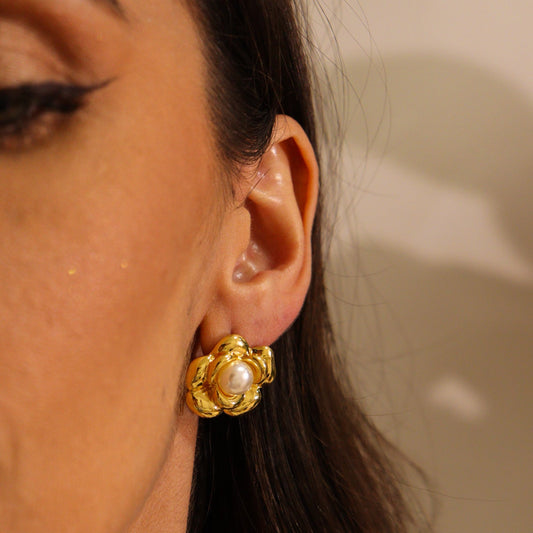 Brinco Flor Aberta com Pérola no Centro Dourado