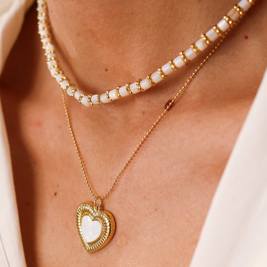 Colar Dupla Choker Ovais e Esferas com Corrente Maior de Esferas e Pingente de Coração Madrepérola Dourado