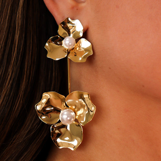 Brinco Flor Martelada com Pérola Pendurado Dourado