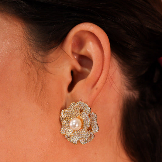 Brinco Flor Cravejada com Pérola
